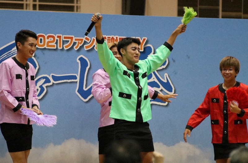 ピッチでのプレー同様、キレのあるダンスを披露した鍬先祐弥選手(中央)ら