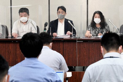 検察審査会が「桜を見る会」前夜祭を巡る安倍晋三前首相の公職選挙法違反容疑について「不起訴不当」としたことを受け、記者会見する告発団体のメンバーら=東京・霞が関の司法記者クラブで2021年7月30日午後3時31分、竹内紀臣撮影