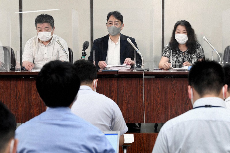 検察審査会が「桜を見る会」前夜祭を巡る安倍晋三前首相の公職選挙法違反容疑について「不起訴不当」としたことを受け、記者会見する告発団体のメンバーら=東京・霞が関の司法記者クラブで2021年7月30日午後3時31分、竹内紀臣撮影