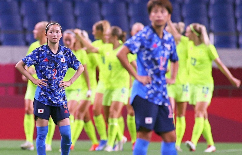 【日本-スウェーデン】後半、3点目となるPKを決められて肩を落とす清水(左)ら。奥は喜ぶスウェーデンの選手ら=宮武祐希撮影