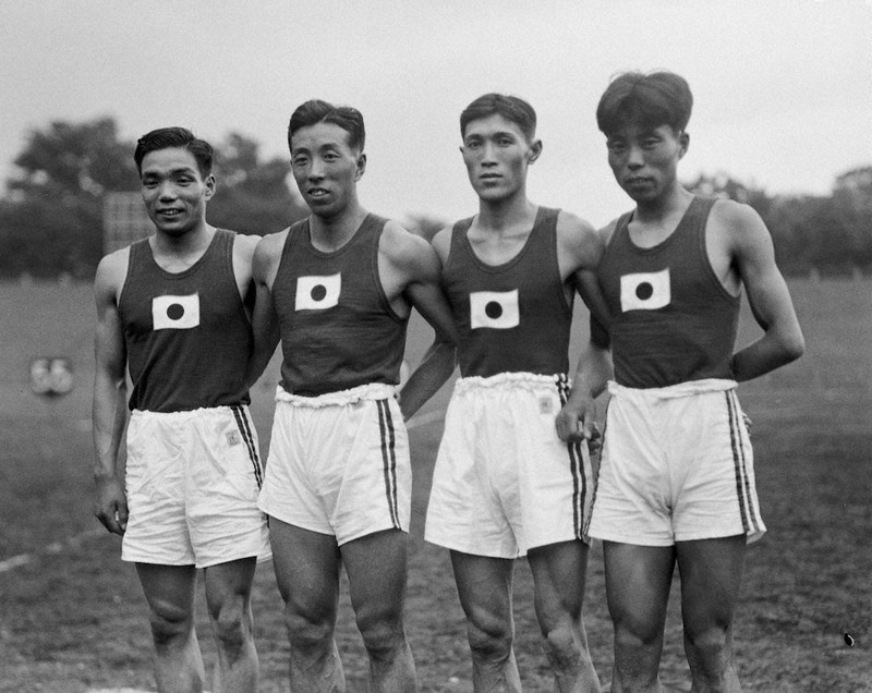 ロサンゼルス五輪の男子400メートルリレーで5位に入った日本の吉岡隆徳(左端)ら=1932年8月7日