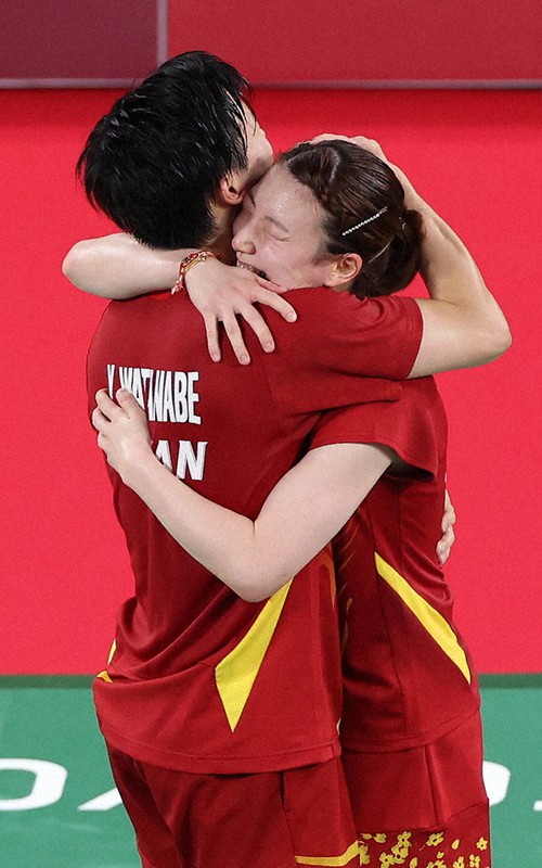 混合ダブルスの3位決定戦で勝利し、抱き合って喜ぶ渡辺(左)、東野組=佐々木順一撮影