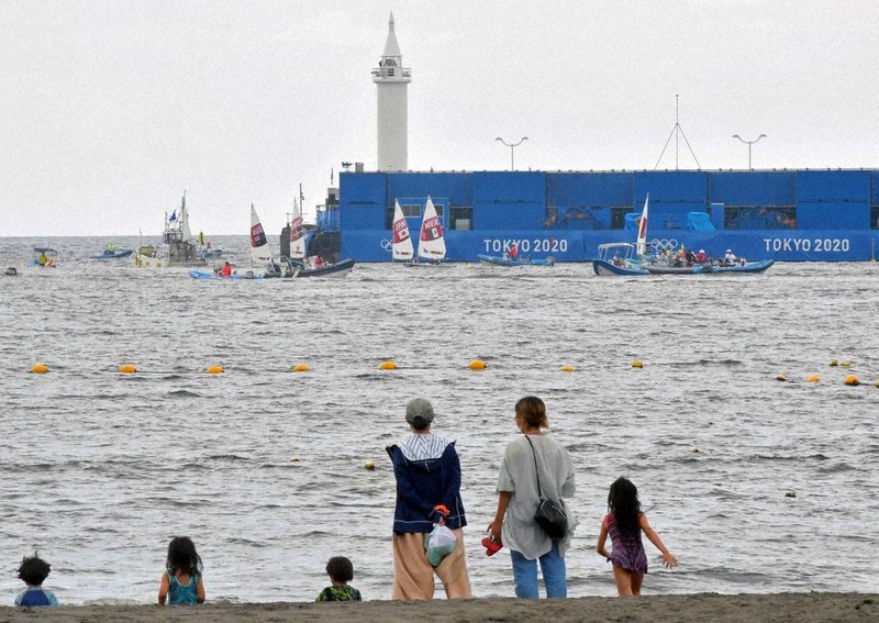 緊急事態宣言発令を控え、訪れる人もまばらな片瀬東浜海水浴場。奥は東京五輪のセーリング会場=神奈川県藤沢市で2021年7月30日午前11時6分、平川義之撮影