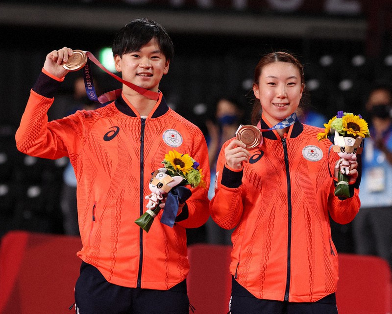 メダルセレモニーで銅メダルを手に笑顔を見せる渡辺勇大(左)、東野有紗両選手=武蔵野の森総合スポーツプラザで2021年7月30日、佐々木順一撮影