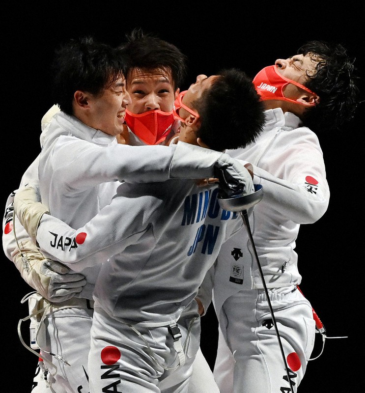 フェンシング男子エペ団体決勝で優勝を決めて喜ぶ日本の選手たち=幕張メッセBホールで2021年7月30日、宮間俊樹撮影