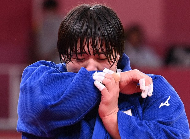 柔道女子78キロ超級で優勝を決めて涙ぐむ素根輝=日本武道館で2021年7月30日、徳野仁子撮影