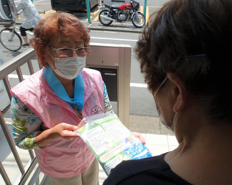 1人暮らしの高齢者を訪ね、ワクチン接種の相談に乗る民生委員の福田房子さん(左)=東京都豊島区で2021年6月15日午前11時5分、井口慎太郎撮影
