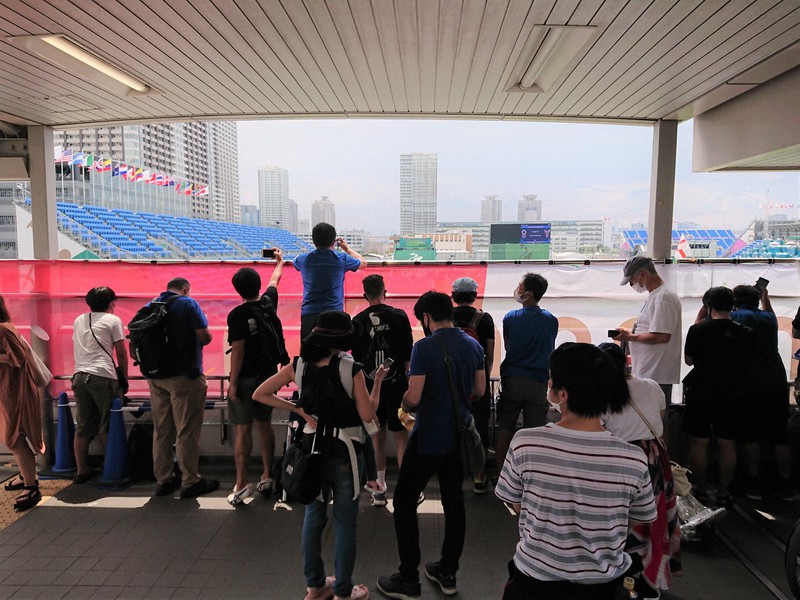 ゆりかもめ「有明テニスの森駅」西口コンコースにはBMXレーシングを観戦する人たちが集まっていた=東京都江東区で2021年7月30日午後0時57分、竹内良和撮影