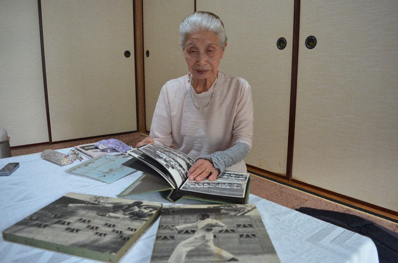 亡くなった長男秀紀さんの写真を見ながら思いを語る西久保キクノさん=佐賀市で2021年7月16日午後3時42分、樋口岳大撮影