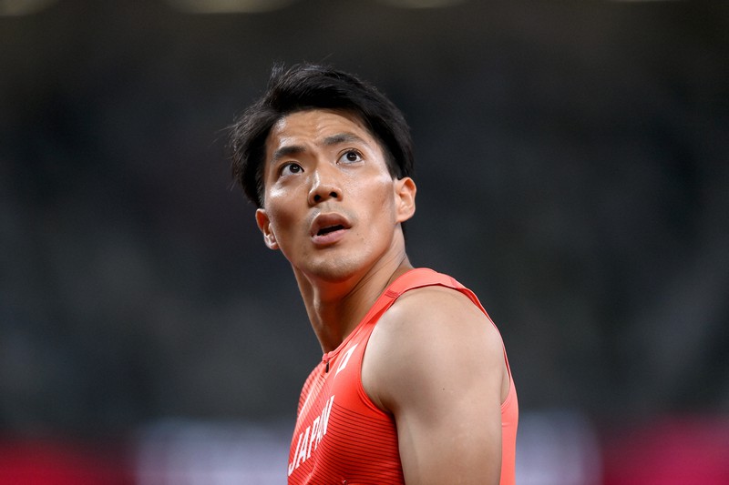 男子100メートル予選、3組4着でフィニッシュ後記録を確認する山県亮太=国立競技場で2021年7月31日、久保玲撮影