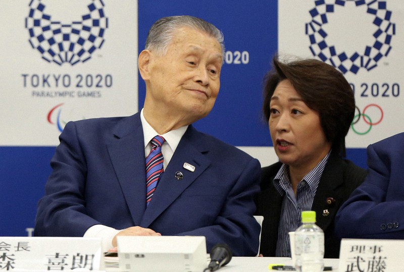 2018年10月の大会組織委員会の理事会前に、森喜朗会長(左、当時)と言葉を交わす橋本聖子氏=東京都港区で2018年10月23日午後3時、小川昌宏撮影