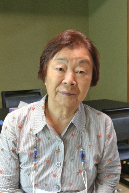 76年前の富山大空襲の被災体験を語る飯田恭子さん=魚津市吉島のNPO法人つむぎで2021年7月26日、青山郁子撮影