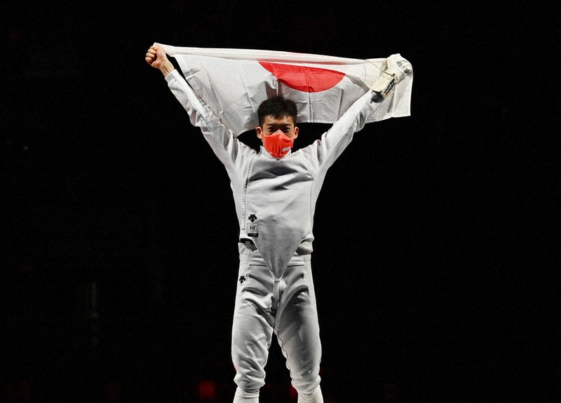 フェンシング男子エペ団体決勝で優勝し関係者の声援に応える見延和靖=幕張メッセBホールで2021年7月30日、宮間俊樹撮影