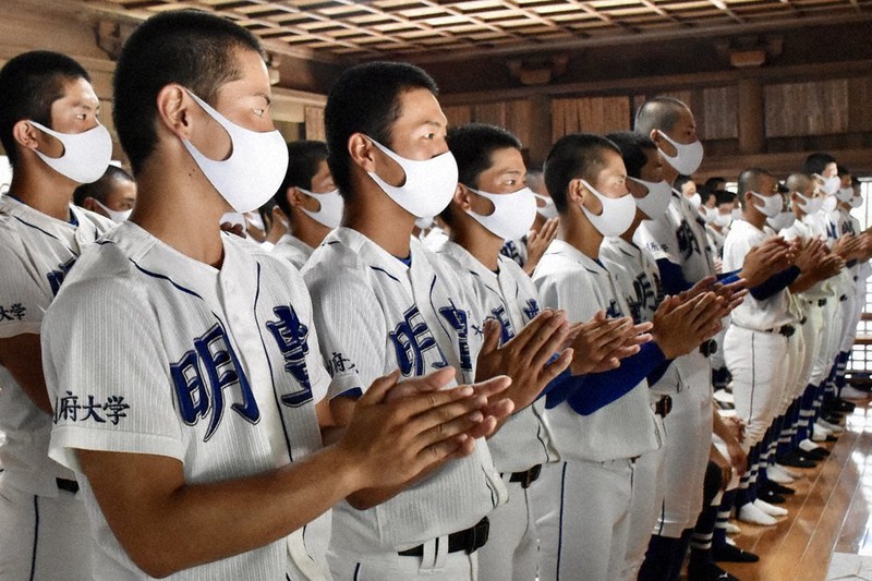 甲子園での必勝を祈る選手たち