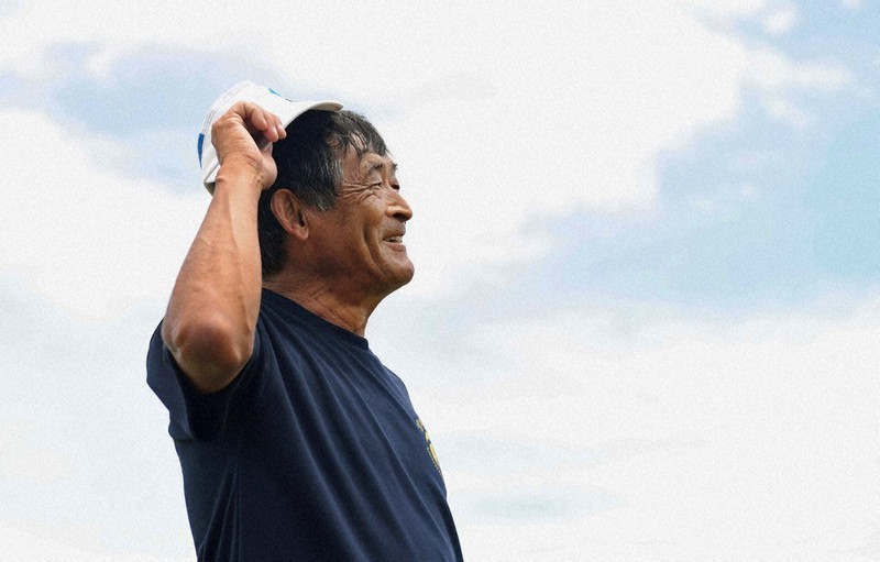 指導する市民ランナーに優しいまなざしを向ける谷口浩美さん=宮崎市の宮崎大木花キャンパスで、平川義之撮影