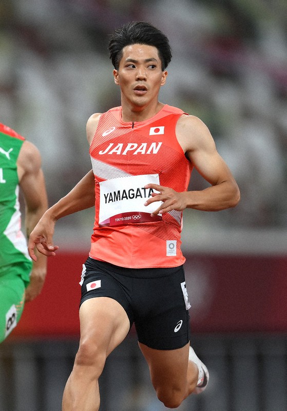 男子100メートル予選、3組4着でフィニッシュする山県=久保玲撮影