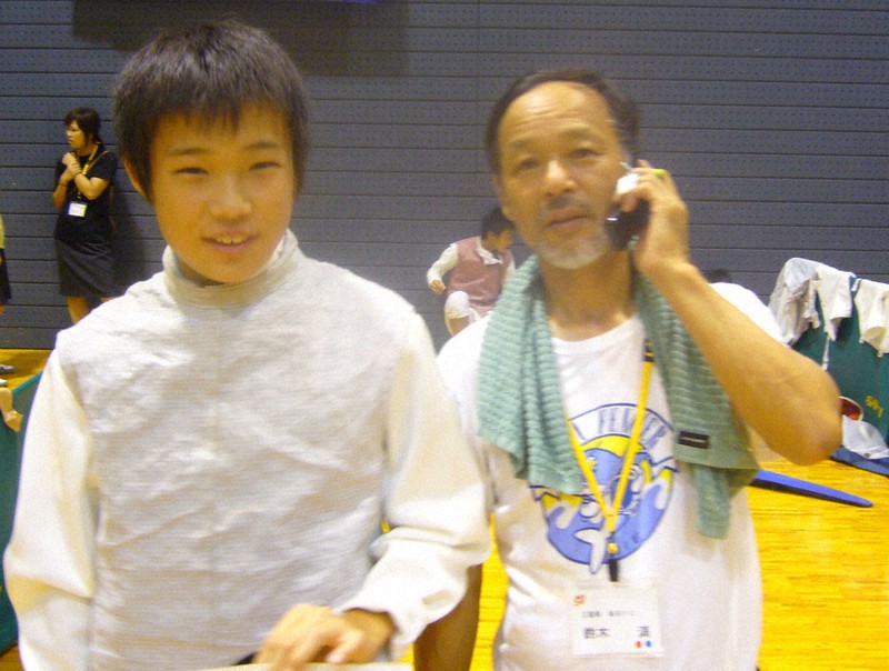 小学生の頃の山田優選手(左)と恩師の鈴木満さん=鈴木さん提供
