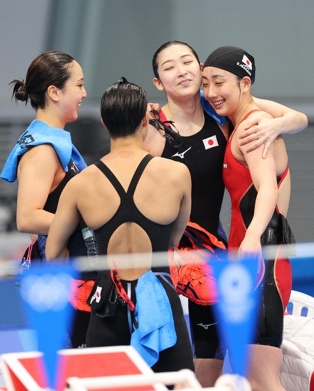 女子400メートルメドレーリレー決勝、8位となり抱き合う池江璃花子(右から2人目)と五十嵐千尋(右)。それを見守る小西杏奈(左から2人目)、渡部香生子=東京アクアティクスセンターで2021年8月1日、梅村直承撮影