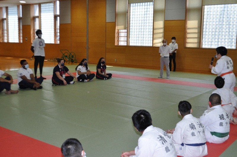 柔道米国代表(左)との事後交流で、選手たちに質問をする龍ケ崎柔道スポーツ少年団員(右端)=茨城県龍ケ崎市中里3のたつのこアリーナ柔剣道場で2021年8月1日、庭木茂視撮影