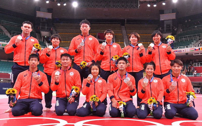柔道混合団体で準優勝し、銀メダルを掲げる向選手(前列左から2人目)ら=日本武道館で2021年7月31日、徳野仁子撮影