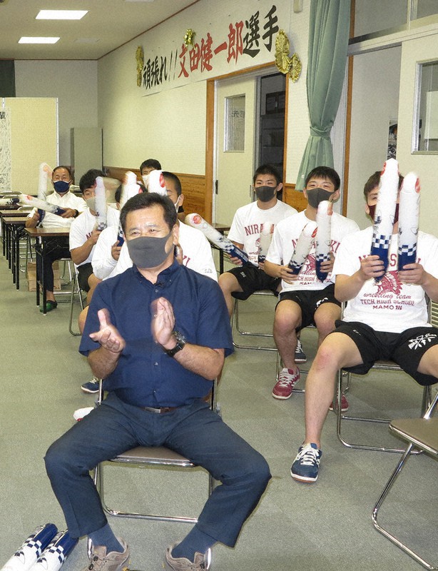 勝利を決めた瞬間、手をたたいて決勝進出を喜ぶ父親の文田敏郎監督(手前)=山梨県立韮崎工業高で2021年8月1日、山本悟撮影