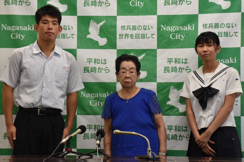 被爆者代表として平和への誓いを読み上げる岡信子さん(中央)とともに記者会見した塩田さん(左)と佐藤さん