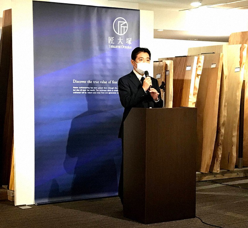 匠大塚池袋東武店の特色について説明する大塚勝之社長=東京都豊島区で2021年7月21日、泉摩利撮影