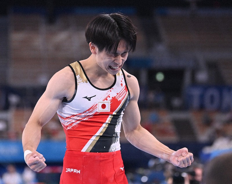 種目別のあん馬の演技を終えて感情を表す萱和磨=有明体操競技場で2021年8月1日、宮間俊樹撮影