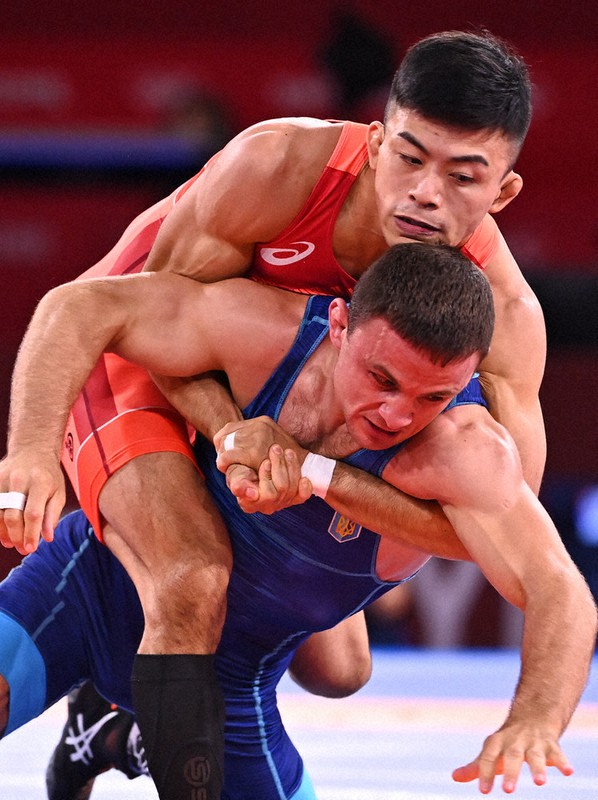 レスリング男子グレコローマンスタイル60キロ級準決勝、ウクライナのレヌル・テミロフ(下)を攻める文田健一郎=幕張メッセで2021年8月1日、徳野仁子撮影
