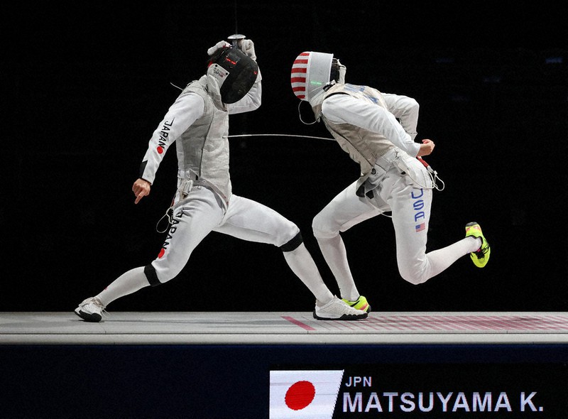 【日本-米国】フェンシング男子フルーレ団体の3位決定戦、松山恭助(左)が最後のポイントを奪われ、米国に敗れた=幕張メッセBホールで2021年8月1日、佐々木順一撮影