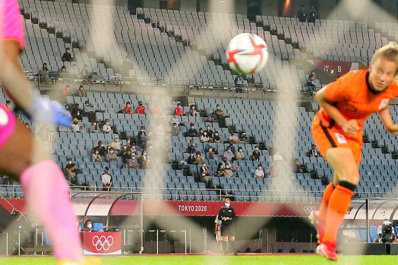 宮城県で行われた東京オリンピックのサッカーの試合を見つめる観客。観客を入れての開催となったもののキャンセルが相次ぎ、空席が目立った=同県利府町のキューアンドエースタジアムみやぎで2021年7月21日、和田大典撮影