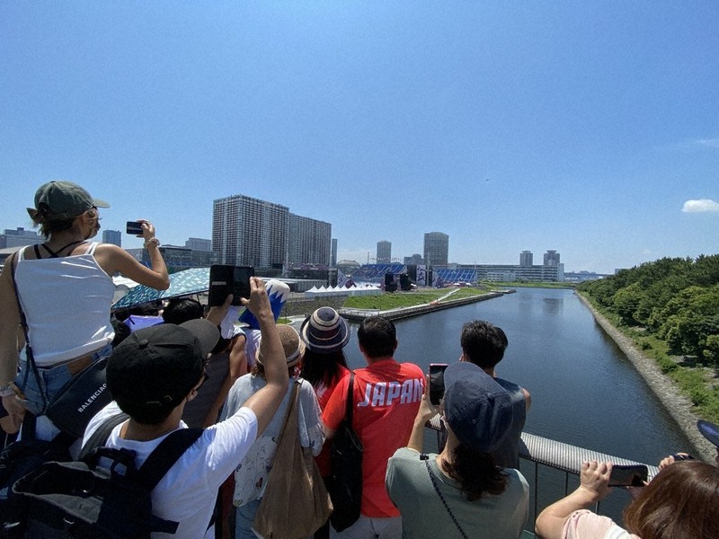 BMXの競技を見ようと橋の上に集まった人たち=東京都江東区の有明北橋で2021年8月1日午前11時40分、川崎桂吾撮影