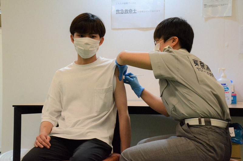 東京消防庁の救急救命士(右)から接種を受ける学生=渋谷区の青山学院大で2021年8月2日午前11時54分、竹内麻子撮影