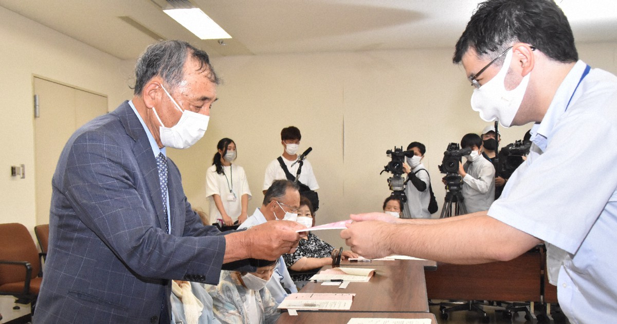 ようやく被爆者と認められた 黒い雨訴訟原告へ手帳の交付始まる 毎日新聞 ようやく被爆者と認められた 黒い雨訴訟原告へ手帳の交付始まる 毎日新聞