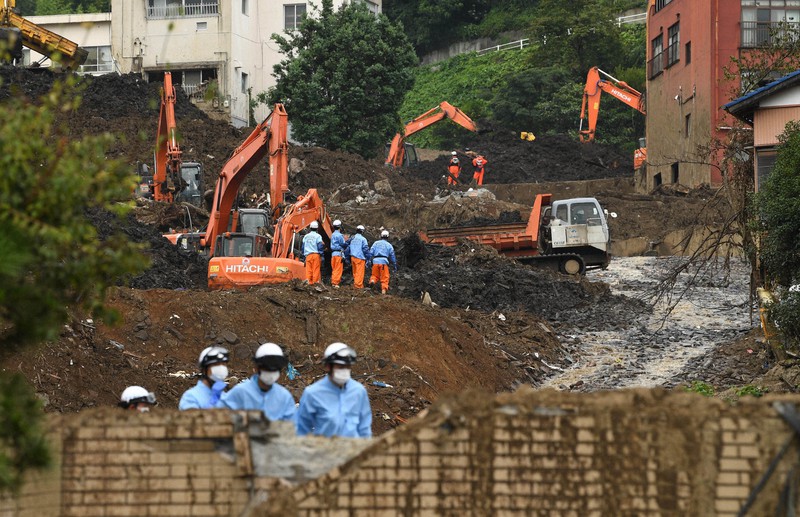 土石流災害発生から1カ月を迎える被災地。22人が亡くなり、5人が行方不明のままだが、捜索活動の規模は大幅に縮小された=静岡県熱海市伊豆山で2021年8月2日午後3時36分、丸山博撮影