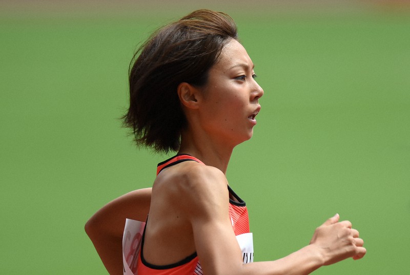女子1500メートル予選、力走する卜部蘭=国立競技場で2021年8月2日、久保玲撮影
