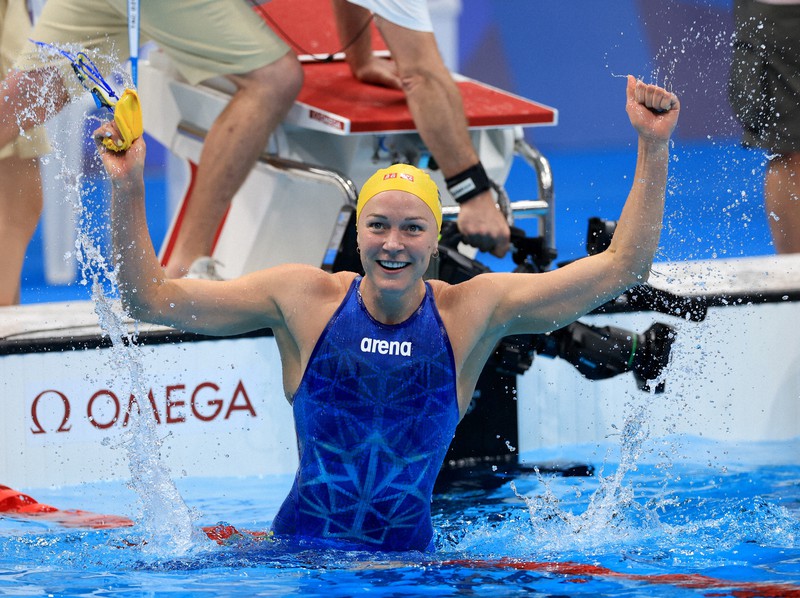 女子50メートル自由形決勝、2位となり拳を突き上げるサラ・ショーストロム=東京アクアティクスセンターで2021年8月1日、梅村直承撮影