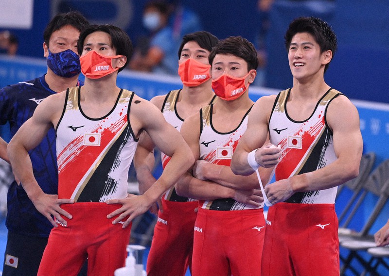 男子団体決勝の演技を終えた(右から)橋本大輝、北園丈琉、谷川航、萱和磨=2021年7月26日、宮間俊樹撮影