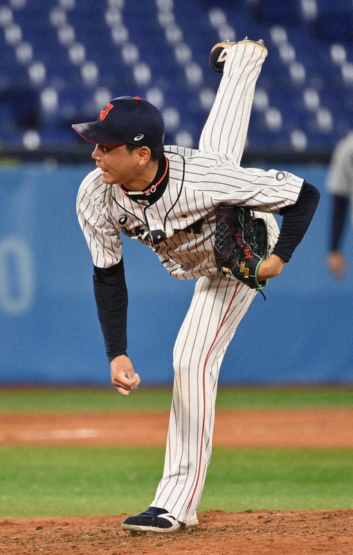 【日本7-6米国】米国戦で延長タイブレーク十回表を無失点に抑えた栗林良吏=2021年8月2日、大西岳彦撮影