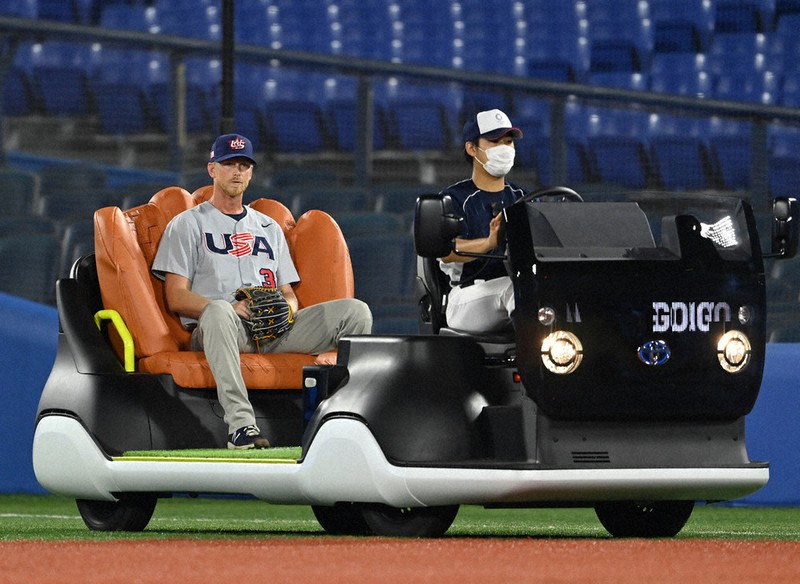 【日本7-6米国】グラブ型のリリーフカーに乗ってマウンドに向かう米国のディクソン=横浜スタジアムで2021年8月2日、大西岳彦撮影