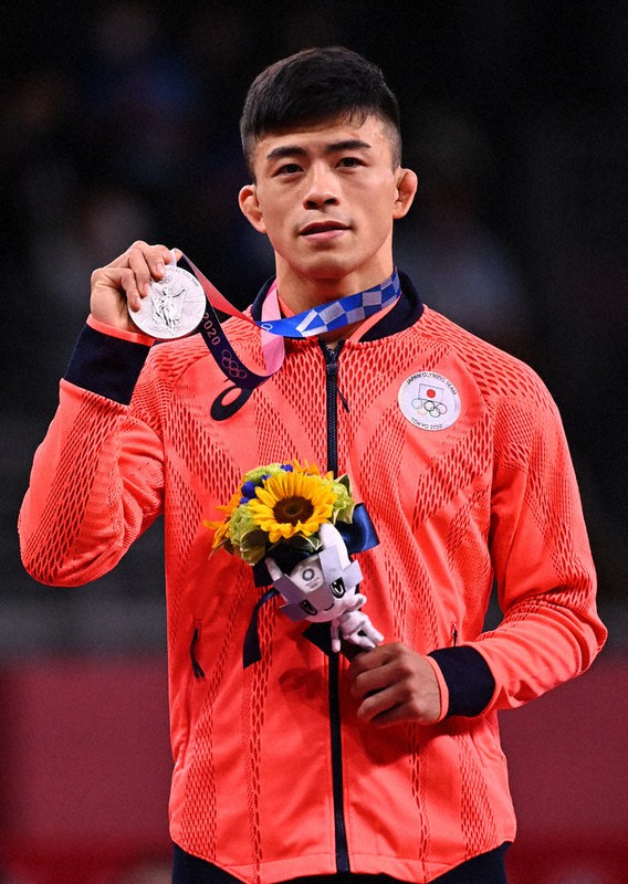 レスリング男子グレコローマンスタイル60キロ級で準優勝し、銀メダルを掲げる文田健一郎選手=幕張メッセAホールで2021年8月2日、徳野仁子撮影