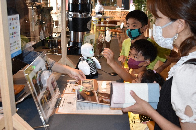分身ロボ ご注文は 重度障害者 遠隔操作で接客 県庁カフェの頼れるスタッフ 群馬 毎日新聞
