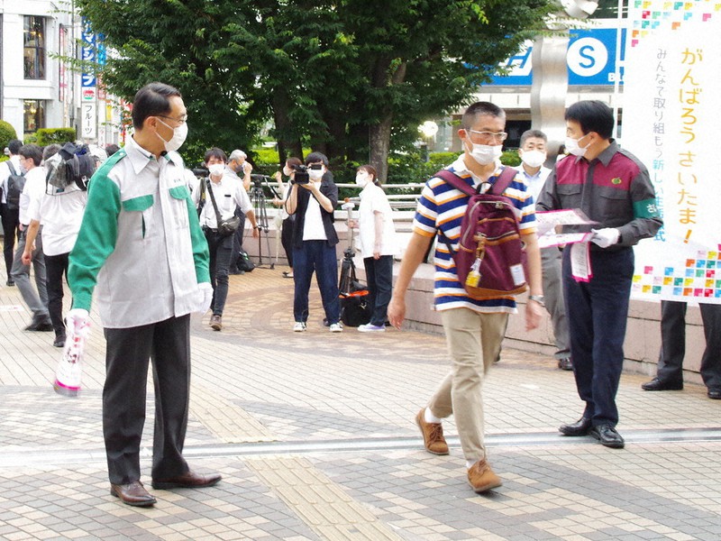 JR大宮駅西口で感染対策徹底を呼びかける大野元裕知事(左)と清水勇人さいたま市長(右)=さいたま市大宮区で2021年8月2日午後6時13分、山越峰一郎撮影