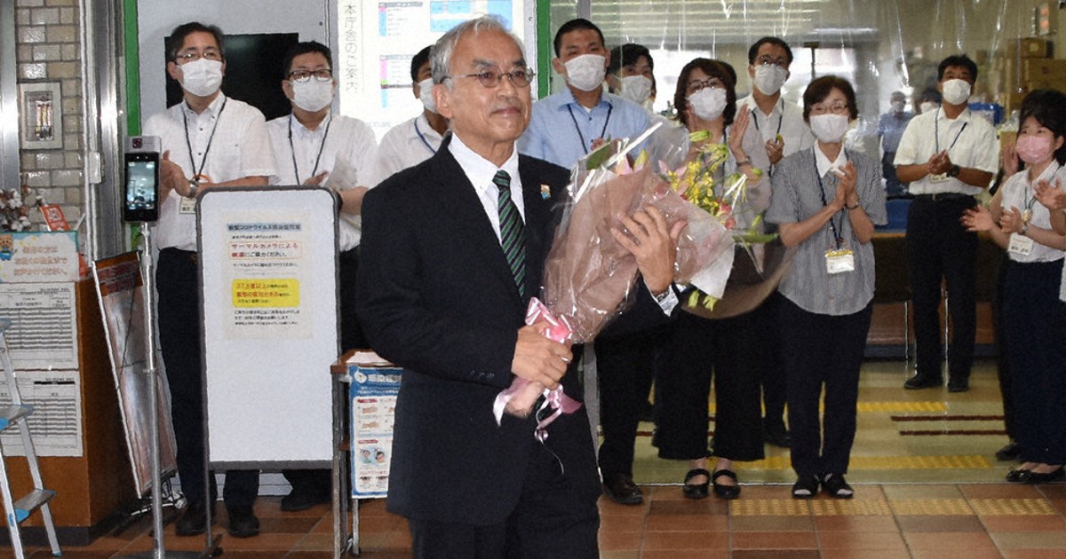 岡本 猪名川町長 初登庁 道の駅移転 凍結を指示 兵庫 毎日新聞