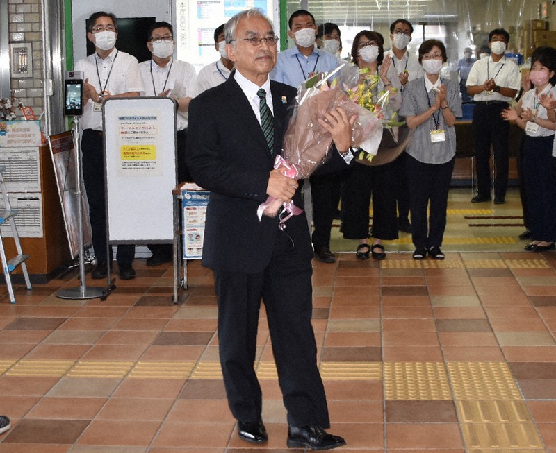 初登庁し、職員から拍手の出迎えを受けた岡本信司町長=兵庫県猪名川町役場で、土居和弘撮影