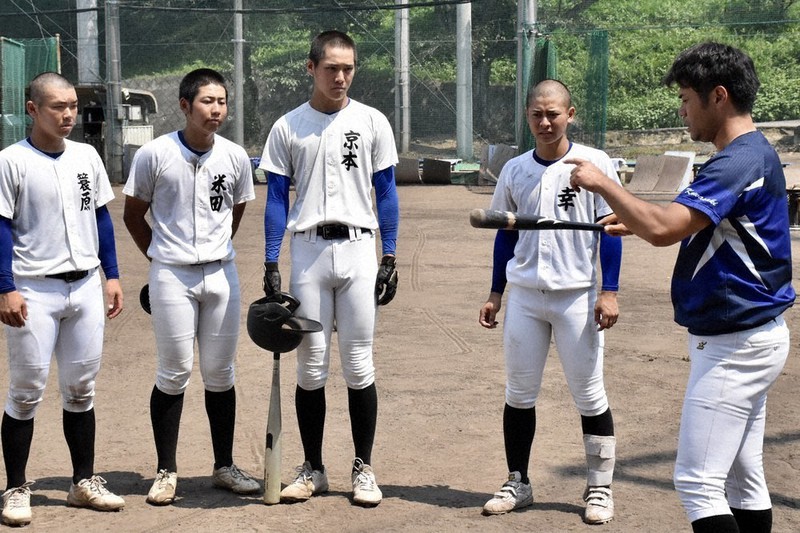 選手たちにバッティングを指導する川崎監督
