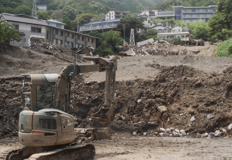 土石流に流された太田佐江子さん、幸義さんの住宅があったとみられる付近=静岡県熱海市伊豆山で2021年7月20日、深野麟之介撮影