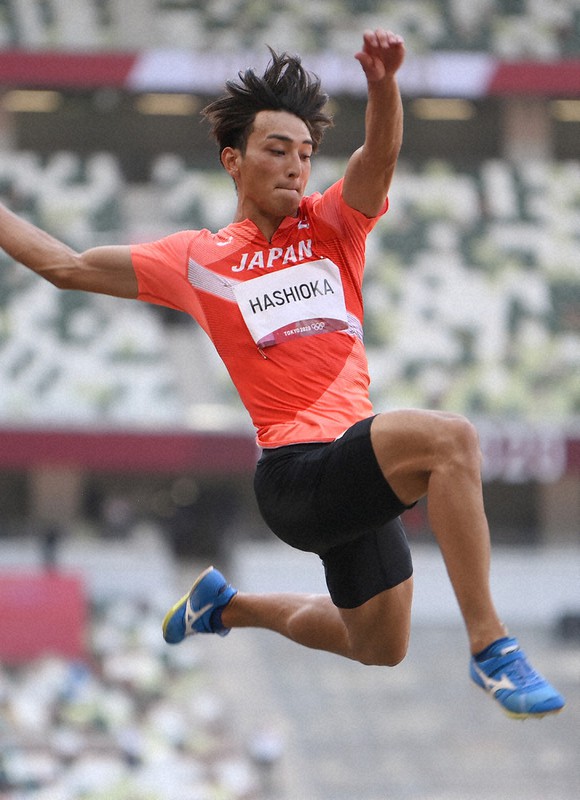 男子走り幅跳び決勝、橋岡優輝選手の跳躍=国立競技場で2021年8月2日、久保玲撮影