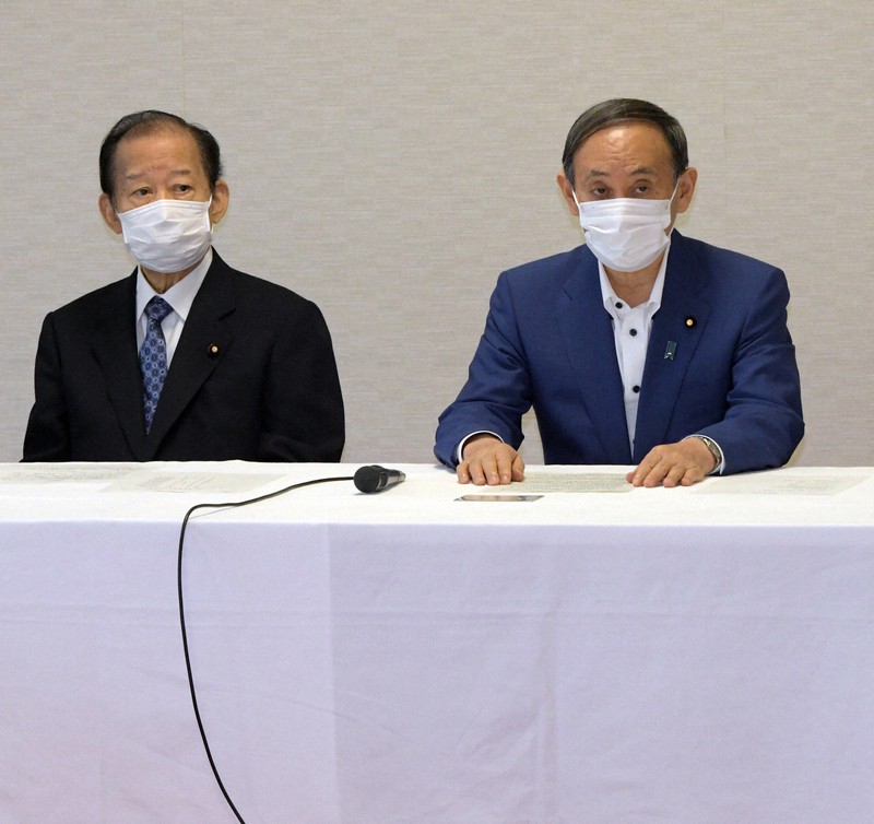 自民党役員会に臨む菅義偉首相(右)と二階俊博幹事長=東京都千代田区の同党本部で2021年8月3日午前9時31分、竹内幹撮影