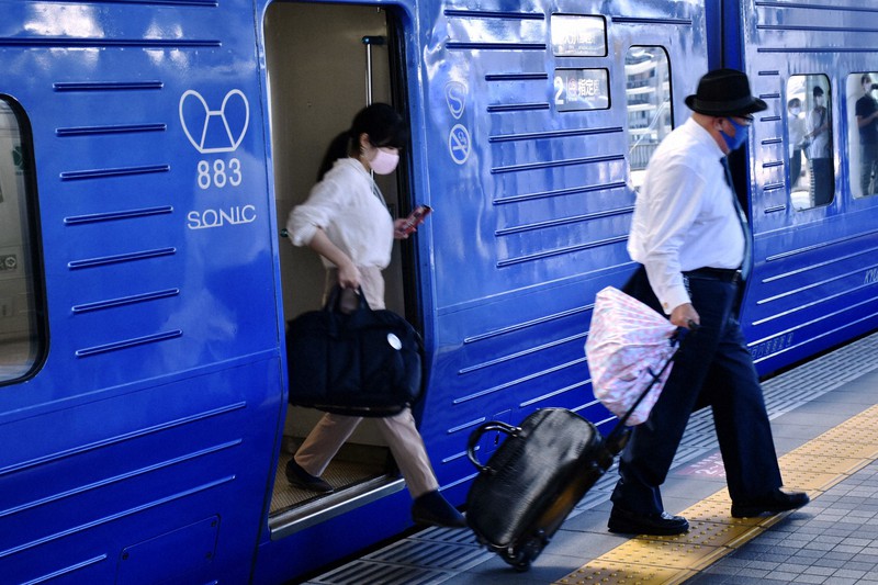 大分駅で特急「ソニック」から降りる乗客。JR九州は来春から在来線の特急料金を値上げする=大分市で2020年8月13日午前11時10分、辻本知大撮影